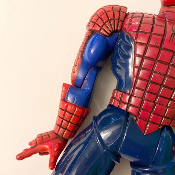 Vintage 1995 Toy Biz Spiderman 10  Inch Tall Poseable Action Figure - Picture 12 of 13